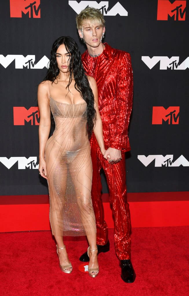 身穿辣爆禮服的梅根福克斯去年9月12日和機關槍凱利在紐約出席MTV「錄影帶音樂獎」頒獎典禮（圖片來源：美聯社）