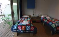 Une chambre avec deux lits jumeaux et un balcon (Reuters)