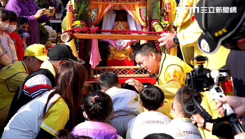  媽祖停駕讓小朋友鑽轎底加持（圖／翻攝自寶島神很大）