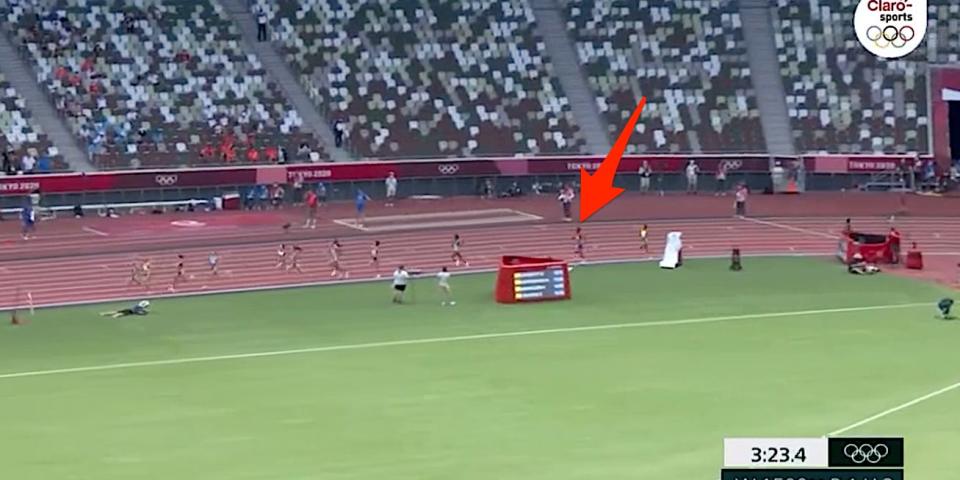 Screenshot shows the women's 1,500-meter race, with an arrow on Sifan Hassan