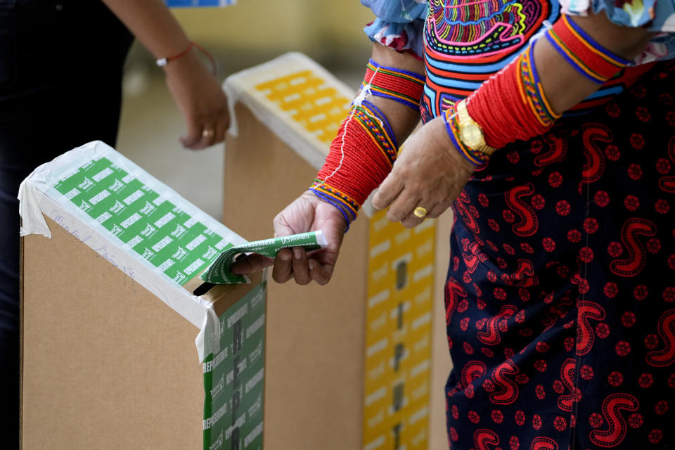 Una mujer indígena vota en las elecciones generales en Ciudad de Panamá el domingo 5 de mayo de 2024. (AP Foto/Matías Delacroix)