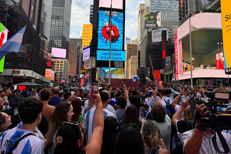 Banderazo en Times Square, Nueva York, en la previa del partido entre la Argentina y Canadá