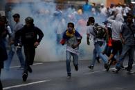 <p>Manifestantes huyen de los gases lacrimógenos lanzados por las fuerzas policiales en una protesta de la oposición en Caracas, Venezuela. Abril 6, 2017. REUTERS/Carlos Garcia Rawlins</p>