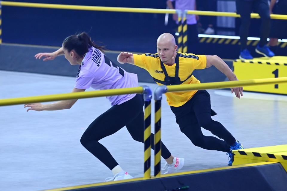 Bei den Aufzeichnungen zu der SAT.1-Show "CATCH! Die Deutsche Meisterschaft im Fangen 2021" hatte sich der ehemalige Olympiasieger Fabian Hambüchen schwer verletzt. bei den wilden Verfolgungsjagden erlitt er einen Kreuzbandriss sowie eine Innenmeniskus- und Außenband-Verletzung. Bei den Aufzeichnungen zu der SAT.1-Show "CATCH! Die Deutsche Meisterschaft im Fangen 2021" hatte sich der ehemalige Olympiasieger Fabian Hambüchen schwer verletzt. bei den wilden Verfolgungsjagden erlitt er einen Kreuzbandriss sowie eine Innenmeniskus- und Außenband-Verletzung. Die Verletzung sei das Ergebnis aus der Verkettung unglücklicher Umstände gewesen, erklärte Hambüchen im Nachgang. (Bild: SAT.1 / Willi Weber)