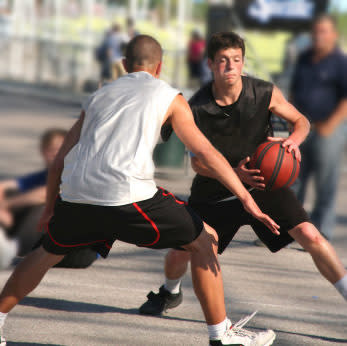 El baloncesto, sin los cuidados necesarios, puede producirla / iStockphoto