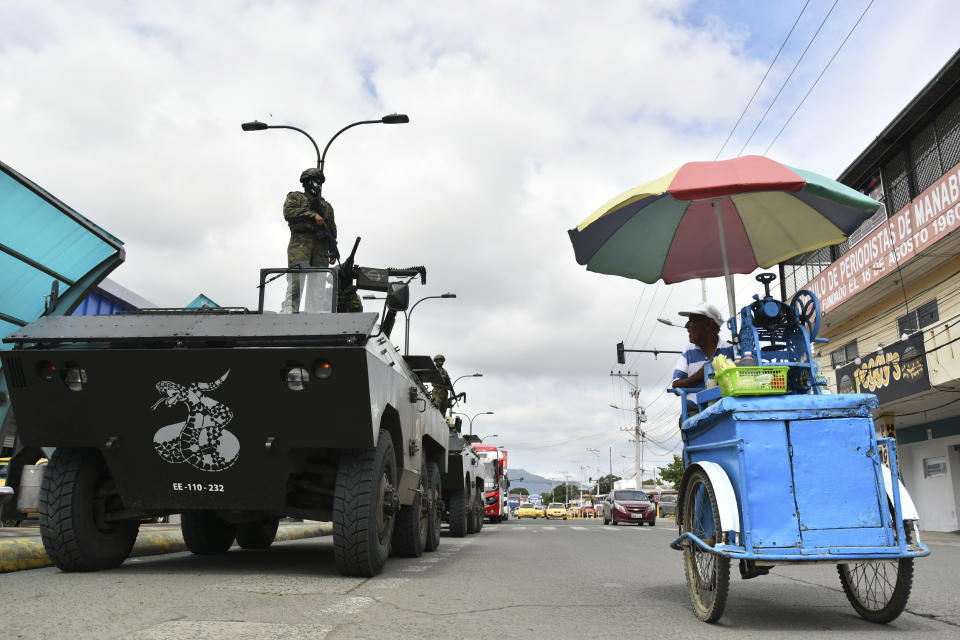 ARCHIVO - Soldados montan guardia en vehículos blindados mientras patrullan las calles durante un estado de emergencia decretado por el presidente, Daniel Noboa, para enfrentar una oleada de delincuencia, en Portoviejo, Ecuador, el 11 de enero de 2024. Los ecuatorianos acuden a las urnas el domingo 21 de abril de 2024 en un referendo presentado por Noboa como una forma de perseguir a las pandillas criminales responsables de una espiral de violencia (AP Foto/Ariel Ochoa, Archivo)