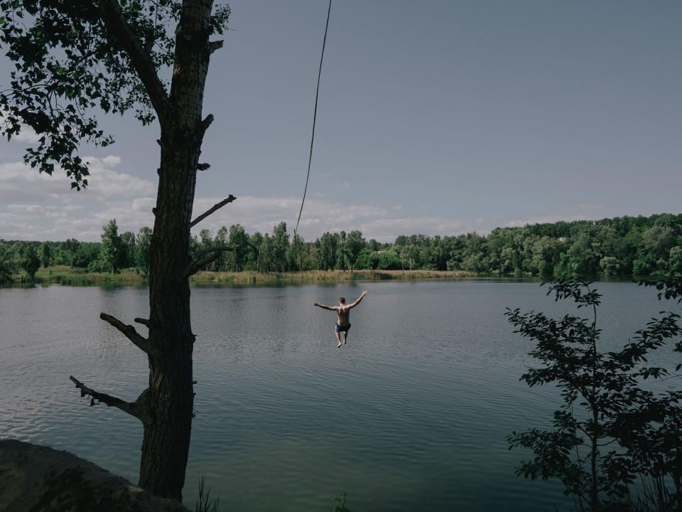 Youth from Irpin and Bucha go for a swim in a lake near Kyiv.<span class="copyright">Fabian Ritter—DOCKS Collective</span>