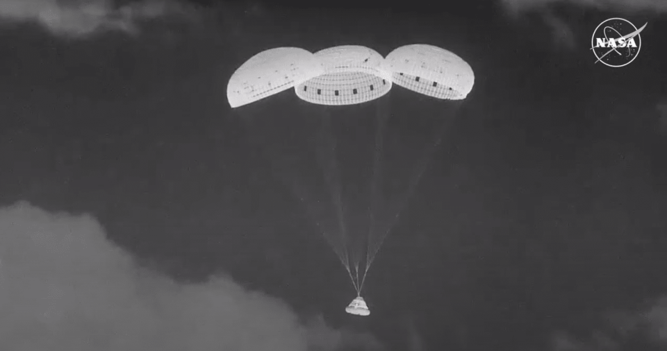 The Boeing Starliner capsule floats down to New Mexico. (NASA)