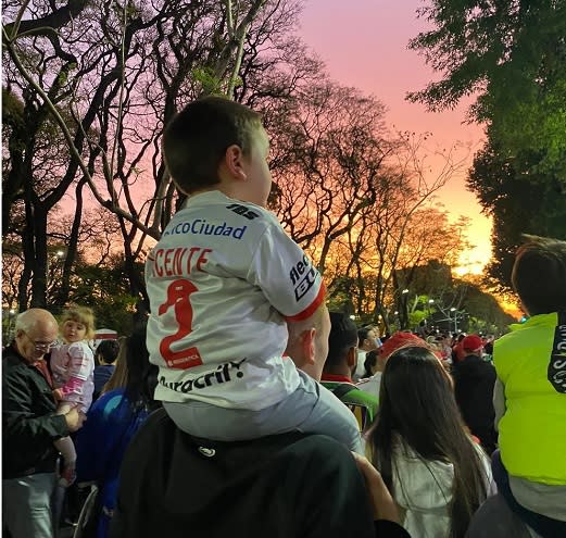 Vicente con la camiseta de Huracán, su otra pasión