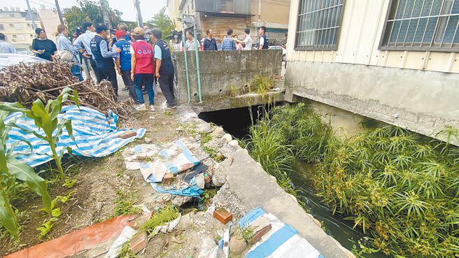 台中市神岡區西汴幹線三分溝分線遭水流沖刷，多處護岸崩塌掏空，立委楊瓊瓔服務處12日前往會勘。（陳淑娥攝）