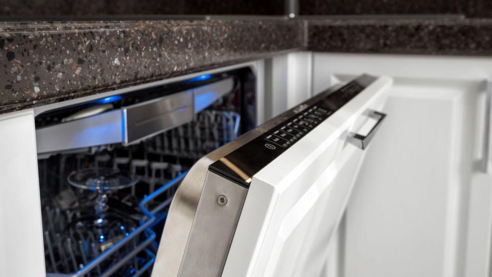 Dishwashers may be convenient, but professionals say these things should be washed by hand