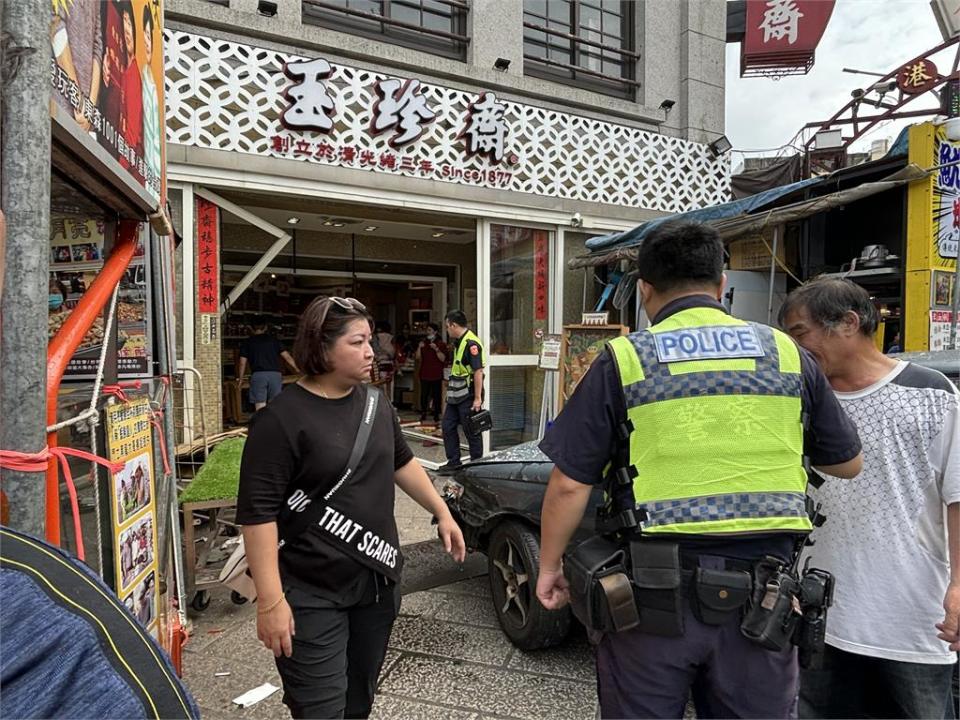 快新聞／疑煞車失靈！彰化鹿港玉珍齋遭轎車衝撞　2男受傷送醫