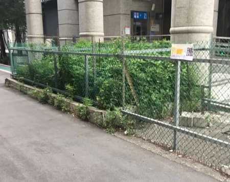 楊植斗臉書貼出爆廢公社的照片，顯示北市信義安和捷運站5號出口前的3坪花圃要賣732萬元。取自楊植斗臉書