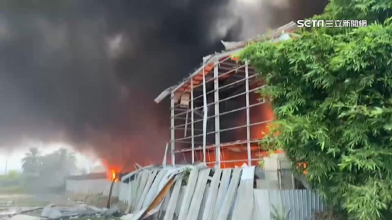 塑膠工廠爆炸起火，現場煙霧瀰漫。