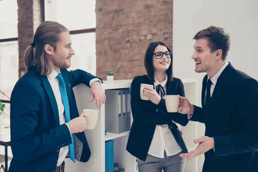 Three cheerful elegant classic business sharks, bu 圖/shutterstock