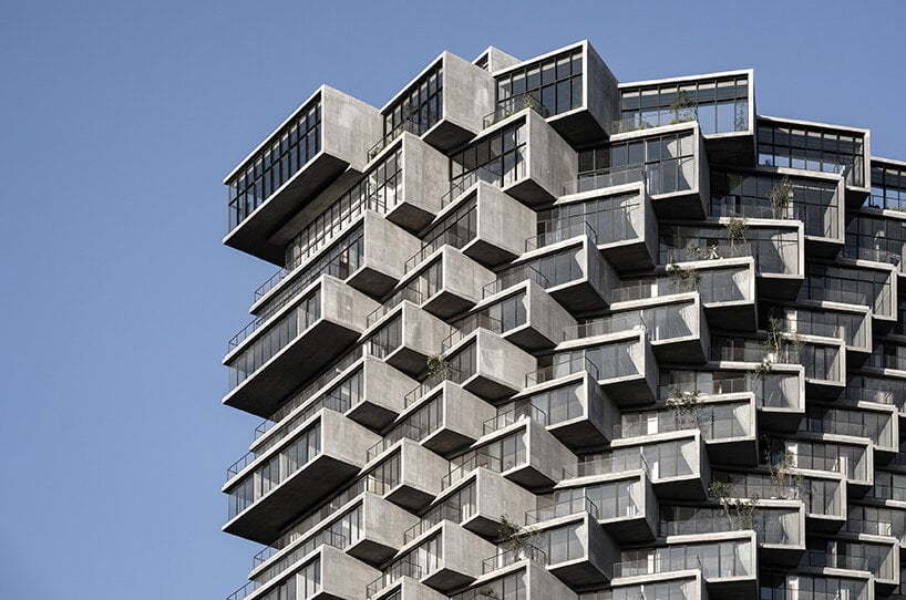 Close-up view of the IQON buildings topmost levels. 