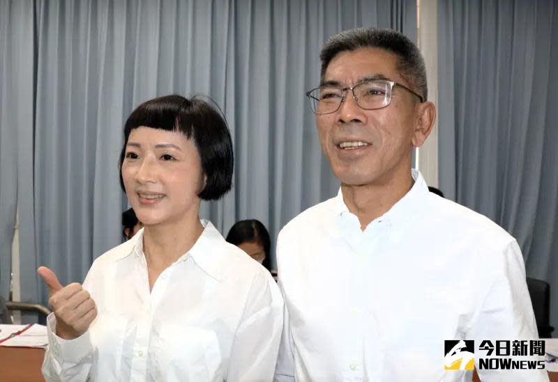 ▲挑戰4連霸紀錄的民進黨立委楊曜抵達澎湖縣選委會登記參選，個性低調的楊曜在夫人陪同下順利完成登記。（圖／記者張茂雄攝，2023.11.24）