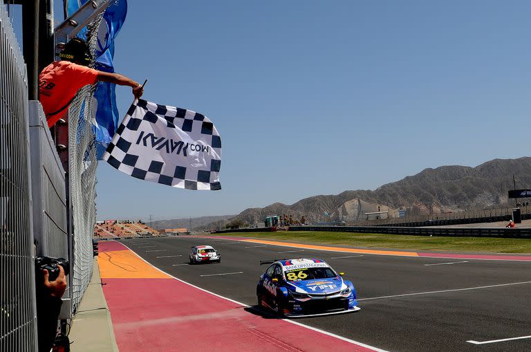 La bandera a cuadros decreta el triunfo de Agustín Canapino; atrás, Julián Santero (Toyota Corolla): el mendocino no logró incomodar al piloto del Chevrolet Cruze N°86