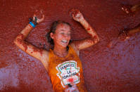 Una de las participantes de la tradicional Tomatina de Buñol, en Valencia (España), se divierte en el suelo el 28 de agosto. (Foto: Heino Kalis / Reuters).