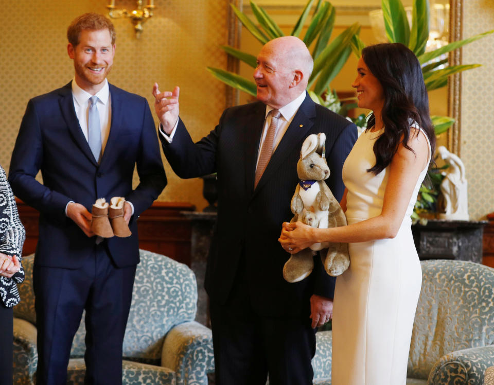 Australia&rsquo;s Governor General Peter Cosgrove gives the Duke and Duchess of Sussex a toy kangaroo, with its own baby, at Admiralty House in Sydney on the first day of the royal couple&rsquo;s visit. (Photo: PA Wire/PA Images)