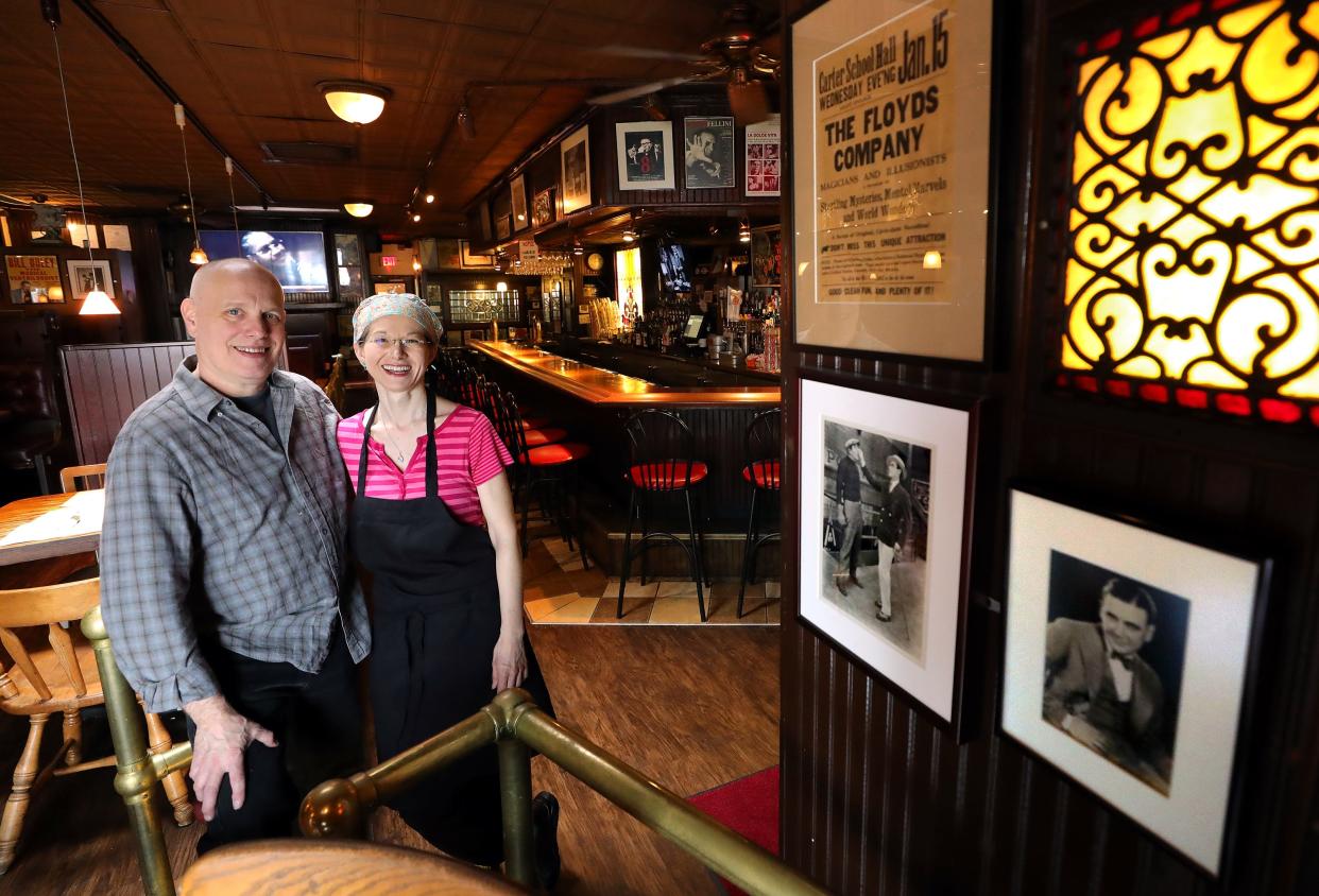 Alan Perella and his wife Charlotte will be closing Larry's Main Entrance, the bar his family has owned since 2002, after nearly 40 years in the bar business in Akron.