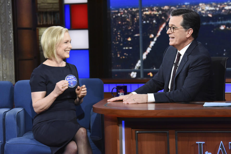 Kirsten Gillibrand machte ihre Präsidentschaftsambitionen in “The Late Show With Stephen Colbert” offiziell (Bild: Scott Kowalchyk/CBS via AP)