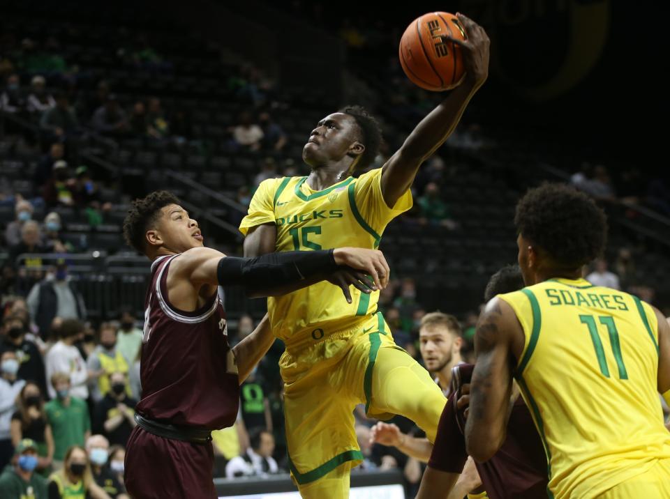 Oregon's Lok Wur, center, goes up for a shot against Montana during the second half Monday Nov. 29, 2021.