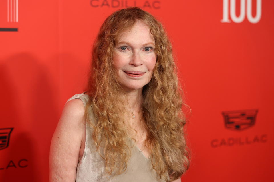 Schauspielerin Mia Farrow im beigen Kleid auf dem roten Teppich, die Haare trägt sie offen