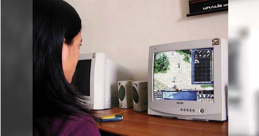 2000年，網路遊戲《天堂》剛在台灣上市，當時走進網咖，每台電腦螢幕都是《天堂》的畫面。（圖／報系資料庫）