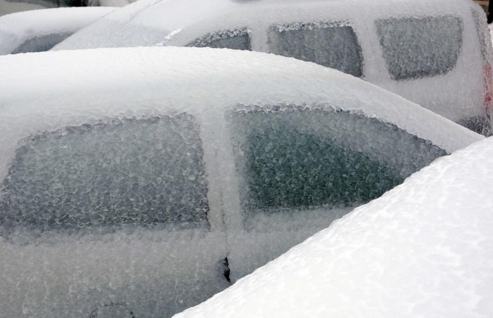 Una capa de hielo cubría los carros estacionados en Postojna REUTERS/Srdjan Zivulovic