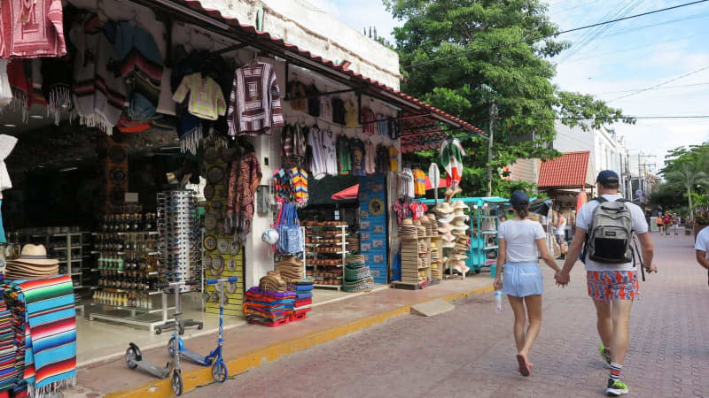 Holidaymakers stroll past souvenir shops on Quinta Avenida in the centre of Playa del Carmen, a popular Mexican resort on the Yucatán Peninsula. Andrea Sosa/dpa