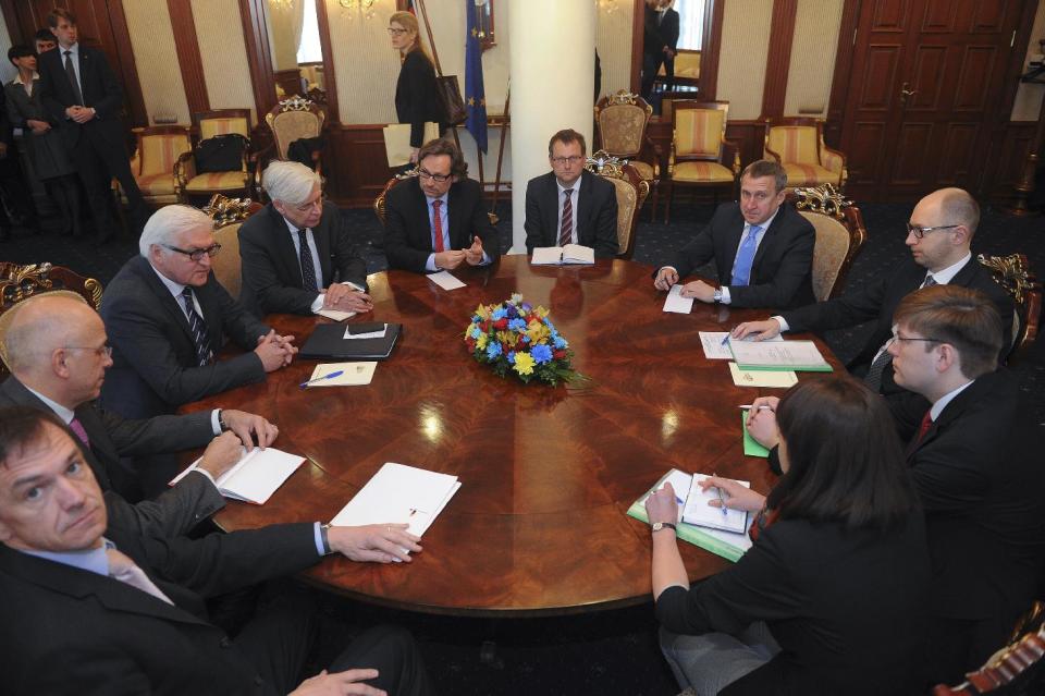 German Foreign Minister Frank-Walter Steinmeier, third from left, and Ukrainian Prime Minister Arseniy Yatsenyuk, right, attend a meeting in Kiev, Ukraine, Tuesday, May 13, 2014. Steinmeier flew to Ukraine Tuesday to help start talks between the Ukrainian government and its foes following the declaration of independence by two eastern region. (AP Photo/Andrew Kravchenko, Pool)