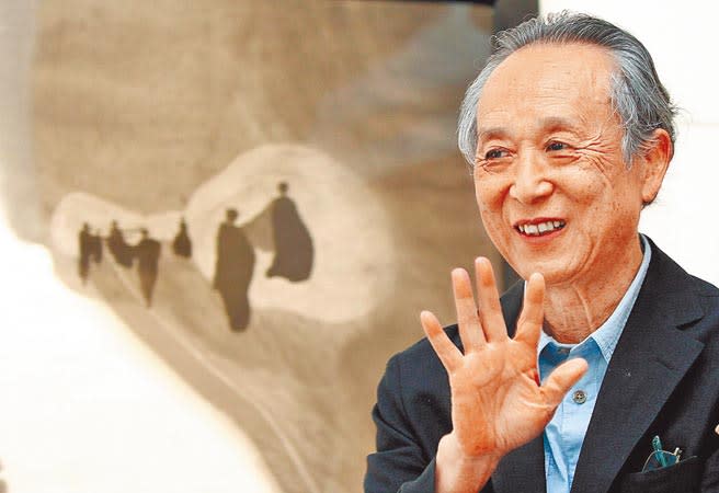 法籍華裔作家高行健2000年以《靈山》榮獲諾貝爾文學獎。圖為他與畫作《希望》合影。（姚志平攝）