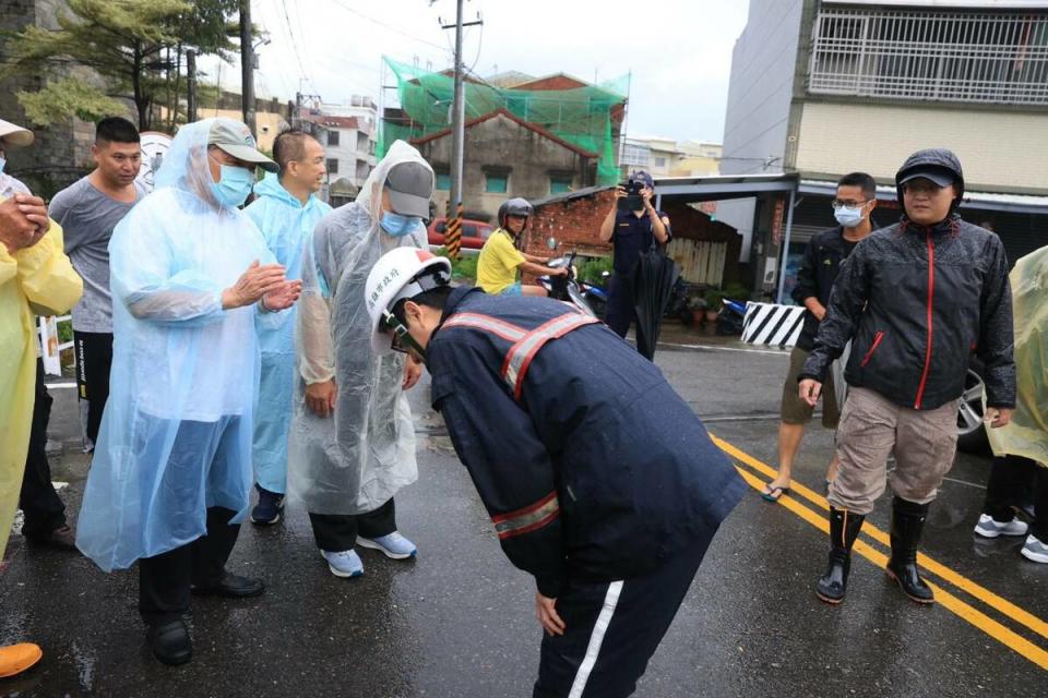 陳其邁(中)向水利局人員鞠躬致謝。   圖：高雄市水利局提供