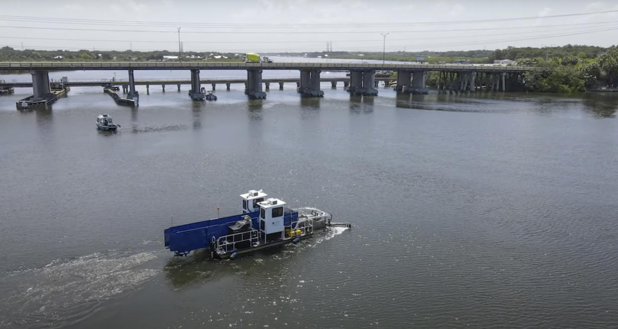 El “Litter Skimmer” de la ciudad de Tampa, operado por el Departamento de Gestión de Residuos Sólidos. (vía la ciudad de Tampa vía The New York Times) .