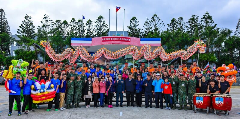 澎防部74週年部慶  舉行慶祝大會 陸軍澎湖防衛指揮部74週年部慶，1日除舉辦慶祝大 會，還安排戰車營戰備部隊任務操演、戰鼓隊、舞龍 舞獅以及原住民舞蹈等系列表演活動。 （澎湖防衛指揮部提供） 中央社  112年12月1日 