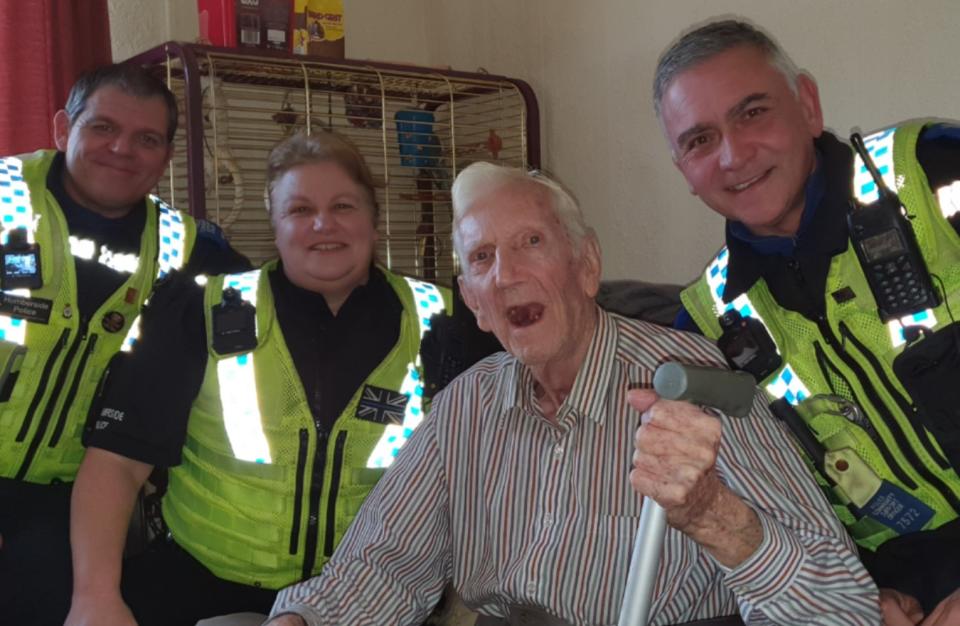 Leonard with some of the PCSOs who helped clean his flat. (Humberside Police)