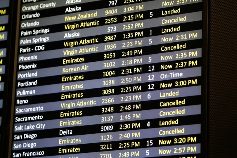 Imagen de archivo de una pantalla que muestra varios vuelos cancelados en el Aeropuerto Internacional de Seattle-Tacoma, en Washington, EEUU