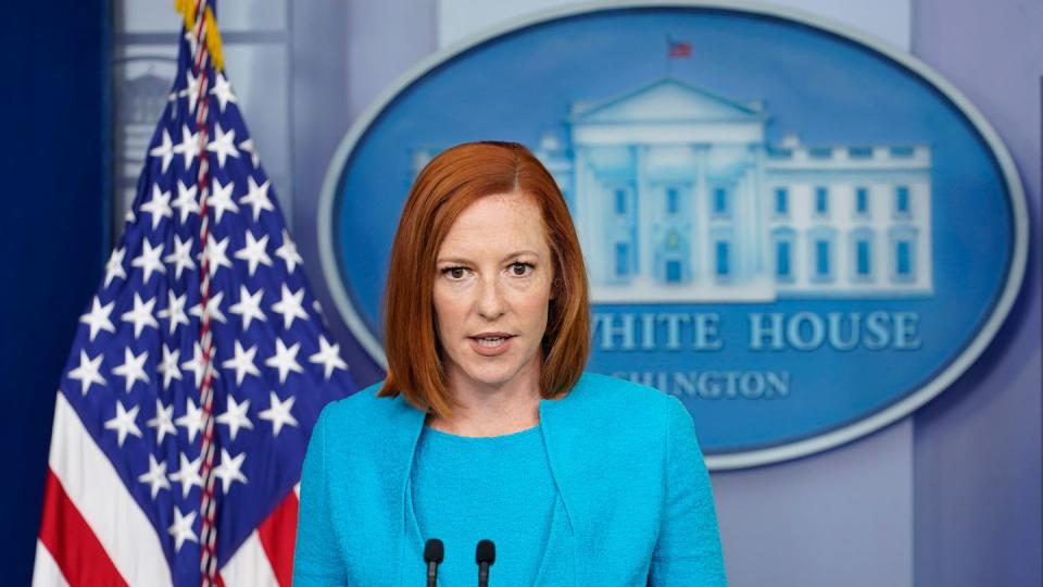 Jen Psaki, Pressesprecherin des Weißen Hauses,  spricht während des täglichen Briefings im Weißen Haus.