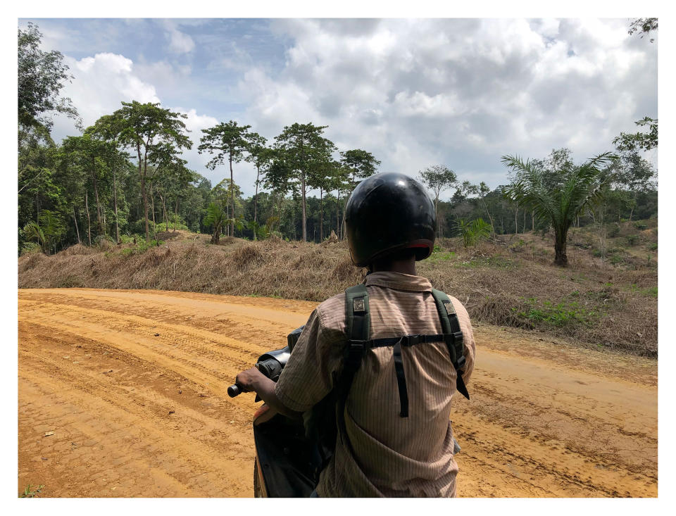 ©Rodrigo Enzalo Encinar. <i>Rimba</i> series. This series of photographs by Encinar explores identity and technology through the Orang Rimba, a group of indigenous people of South Sumatra.