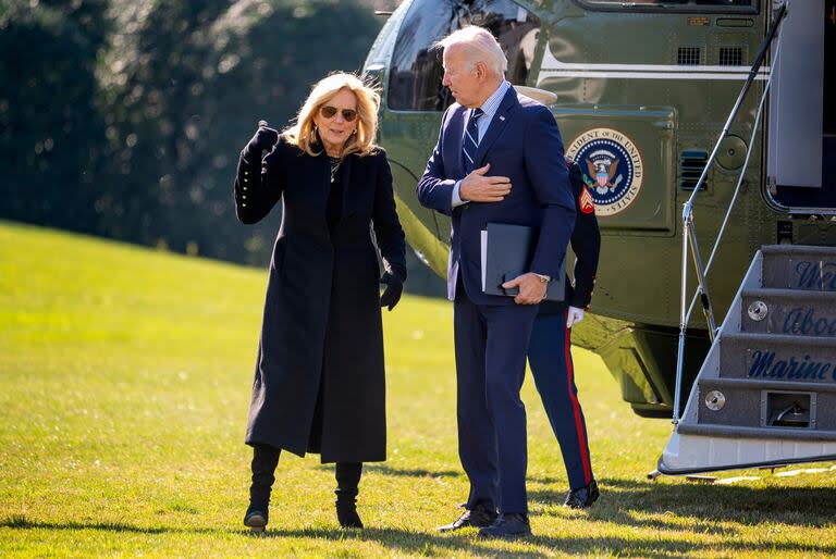 El presidente de Estados Unidos, Joe Biden (derecha), y la primera dama, Jill Biden, llegan a la Casa Blanca, en Washington, el 19 de febrero de 2024, desde Rehoboth Beach, Delaware. (AP Foto/Andrew Harnik)