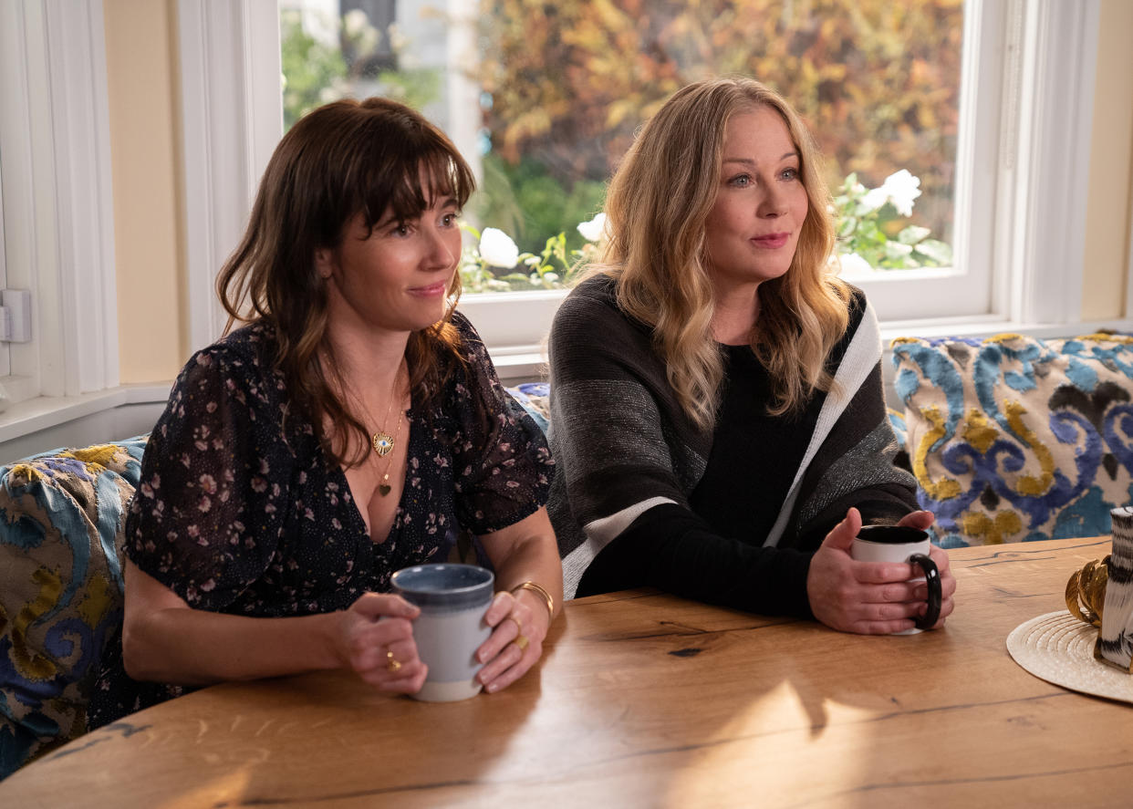 DEAD TO ME (L to R) LINDA CARDELLINI as JUDY HALE and CHRISTINA APPLEGATE as JEN HARDING in DEAD TO ME. Cr. Saeed Adyani / © 2022 Netflix, Inc. (Saeed Adyani / Netflix)