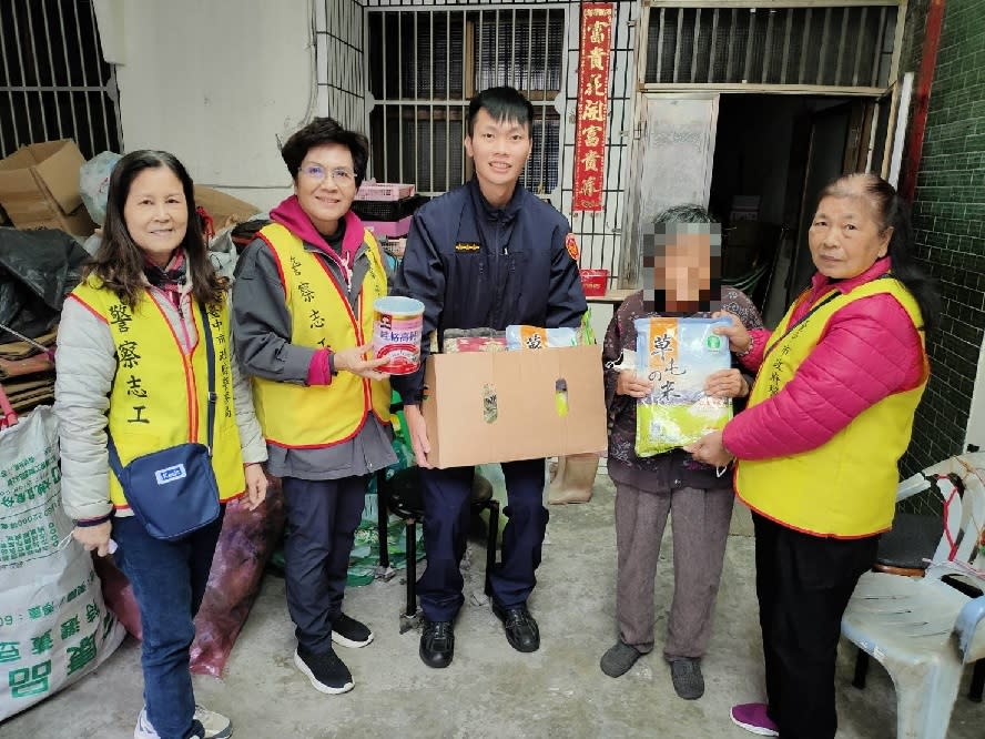 十九甲派出所員警廖文平與派出所志工購買大批生活物資送給阿嬤。（記者黃俊昇翻攝）