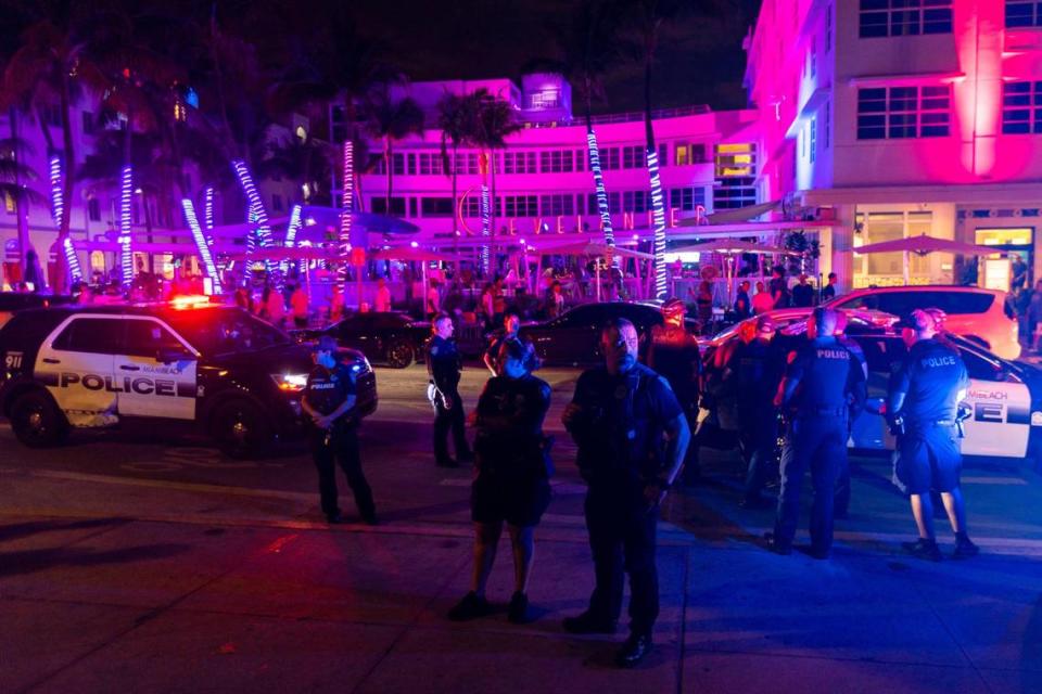 Agentes de policía de Miami Beach detuvieron a un hombre después de que aparentemente estuviera bloqueando el tráfico en Ocean Drive el viernes 3 de marzo de 2023.