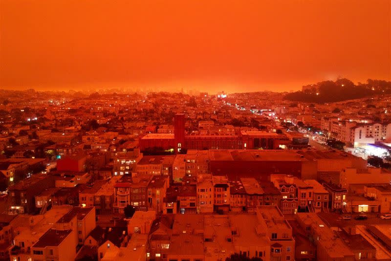 美國加州野火頻傳，造成北加州舊金山灣區附近產生煙塵，天空呈現詭譎的暗橘紅色。（圖／George X. Lin授權提供）