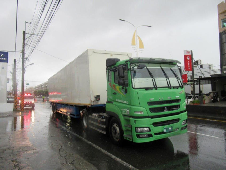 屏東東港鎮今天上午發生一起大貨車擦撞同方向機車的車禍，66歲的機車女騎士當場捲入大貨車底身首分離死亡，警方初步研判疑下雨視線不清。圖為肇事貨車。（東港警分局提供） 