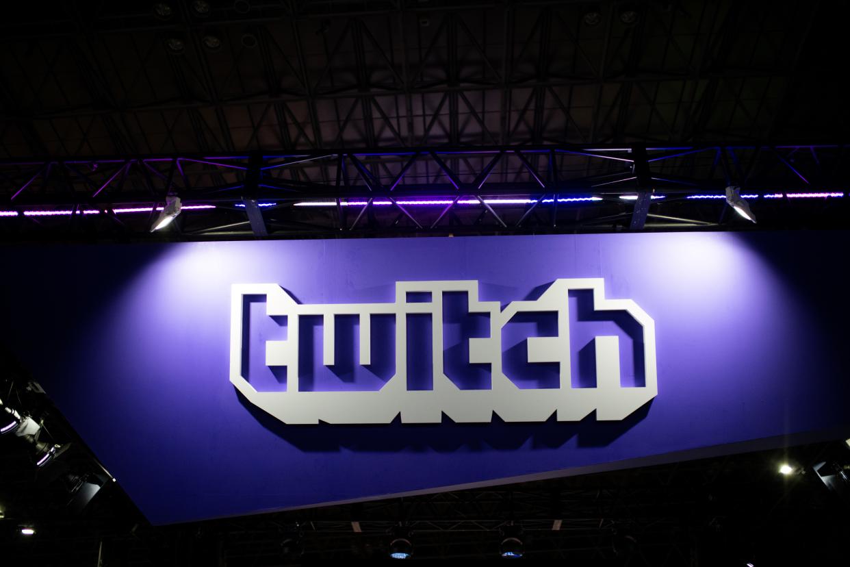 El logotipo de la plataforma de videos en directo Twitch, fotografiado el 21 de septiembre de 2018 en la Feria del Juego de Tokio (AFP/Archivos | Martin Bureau)