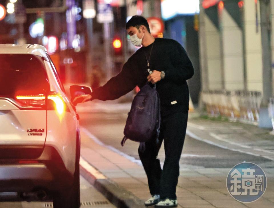 3/21 00：01，健身完，阮經天仍然快步上了計程車，然後往醫院奔去。