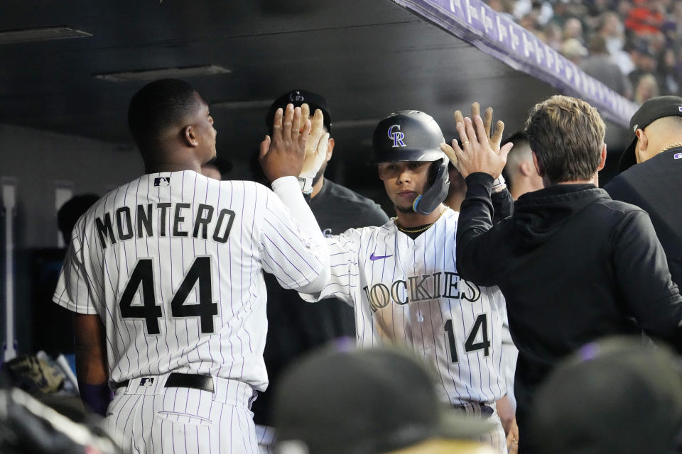 El venezolano Ezequiel Tovar festeja con el dominicano Elehuris Montero, su compañero en los Rockies de Colorado, luego de anotar en el segundo juego de una doble tanda frente a los Gigantes de San Francisco, el sábado 16 de septiembre de 2023 (AP foto/Jack Dempsey)