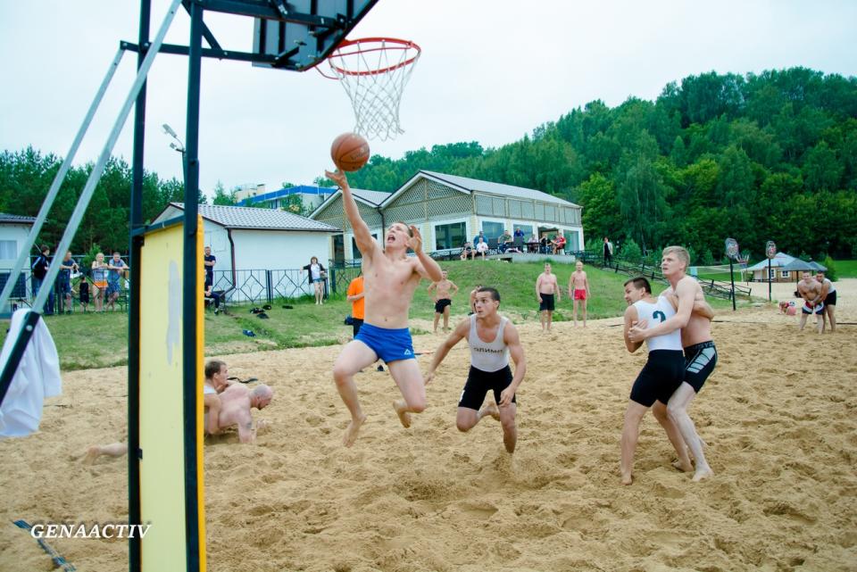 Si lo prefieres, también hay una versión veraniega para jugar en la playa. Aunque siendo Rusia, eso no necesariamente significa que haga calor y haya sol. Foto: regbol.ru